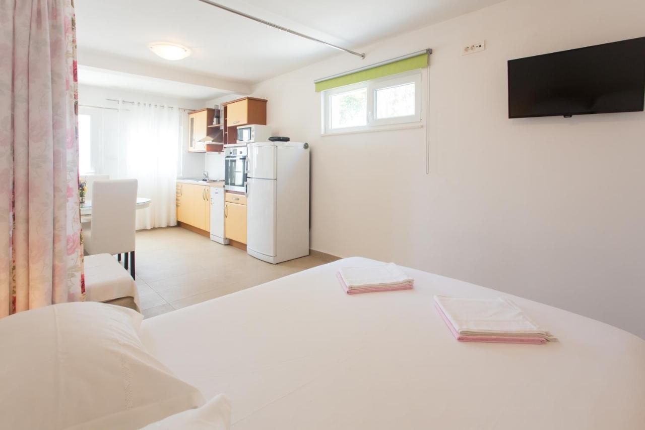 Apartments Bandic - 30 Meters To The Beach Трогир Екстериор снимка