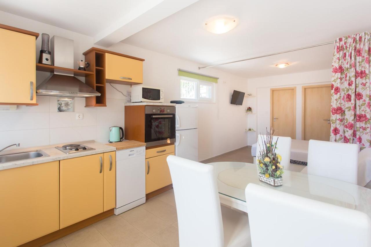 Apartments Bandic - 30 Meters To The Beach Трогир Екстериор снимка